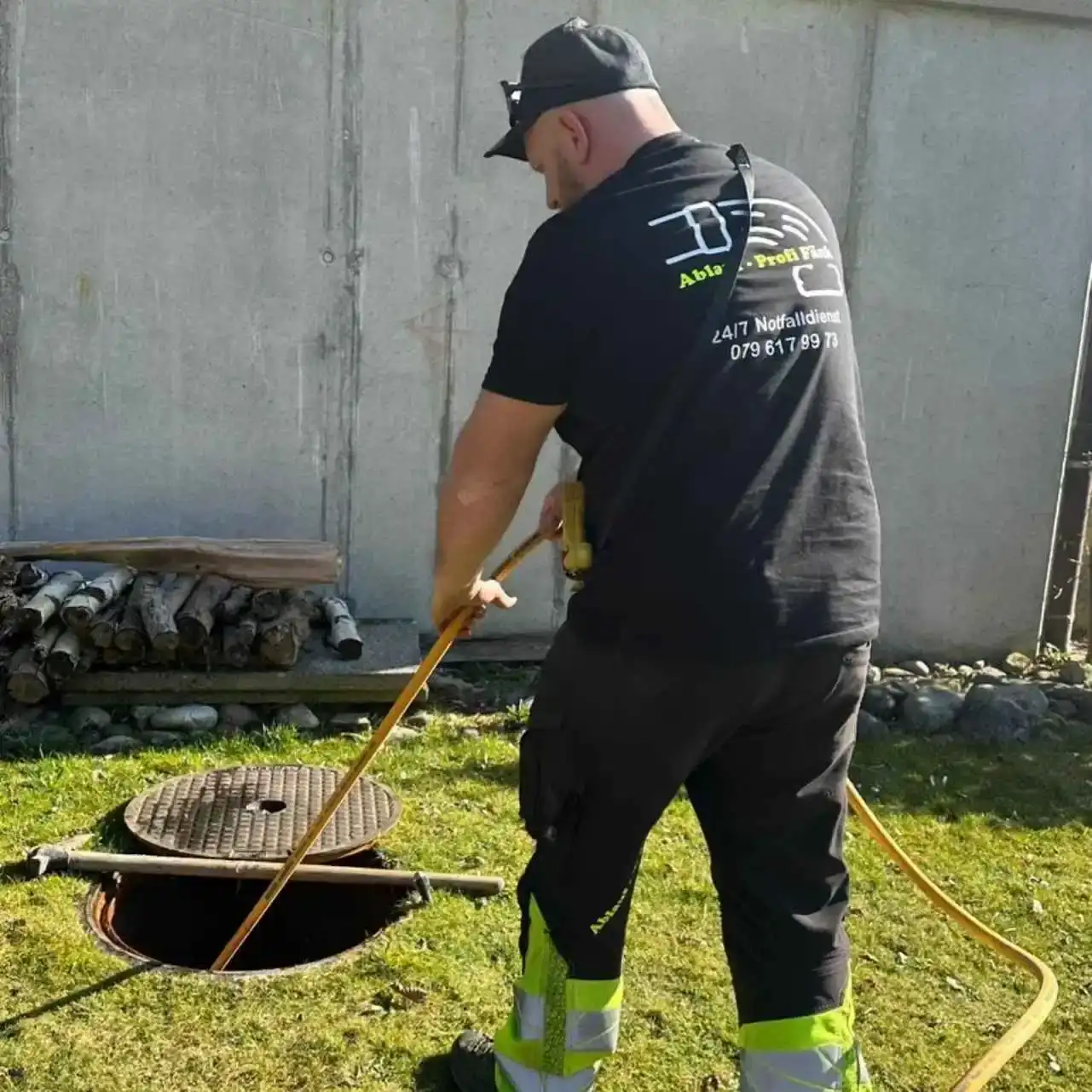 Allround‑Handwerker führt Außenarbeiten durch