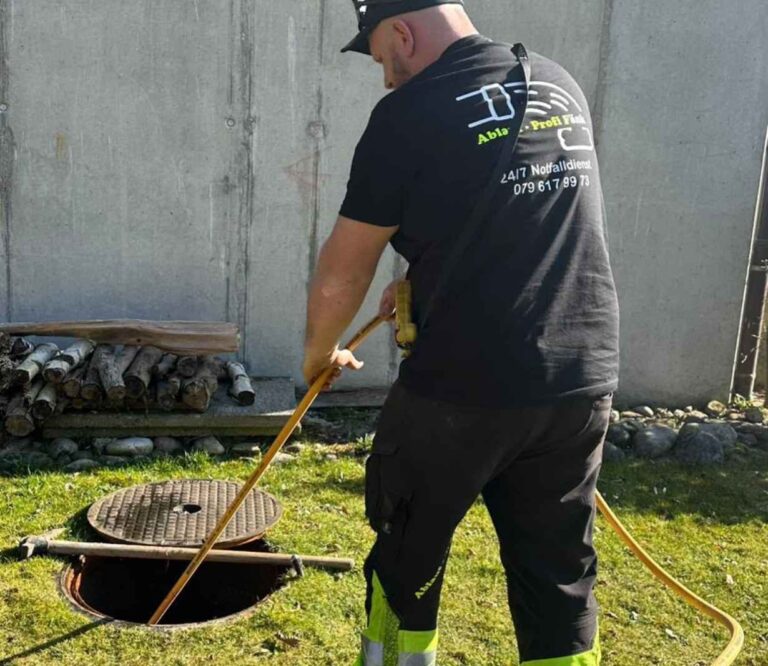 Allround‑Handwerker führt Außenarbeiten durch