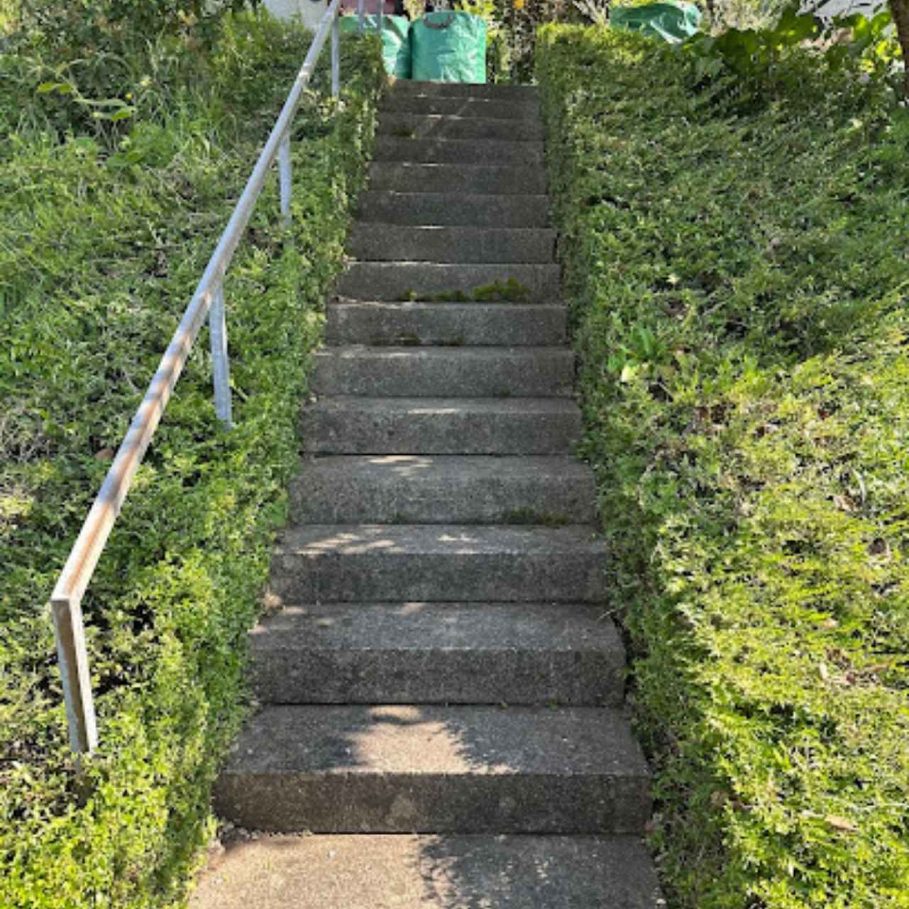 Betontreppe im Außenbereich nach professioneller Reinigung